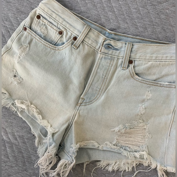 Light wash distressed Levi’s cutoff shorts - Picture 1 of 10